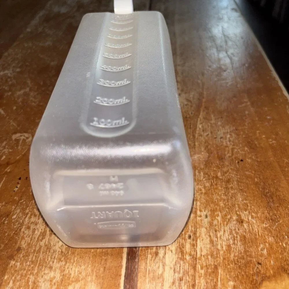 Vintage Rubbermaid Servin' Saver Drink Bottle 1 quart 940 mL w/ Flip Top Lid euc